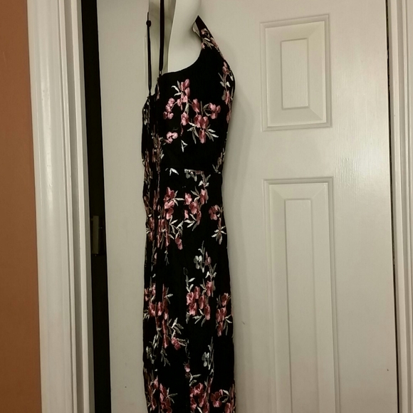 Lulu's Lace Embroidered Bodycon Dress compared to Madewell Sz XS - Picture 4 of 8